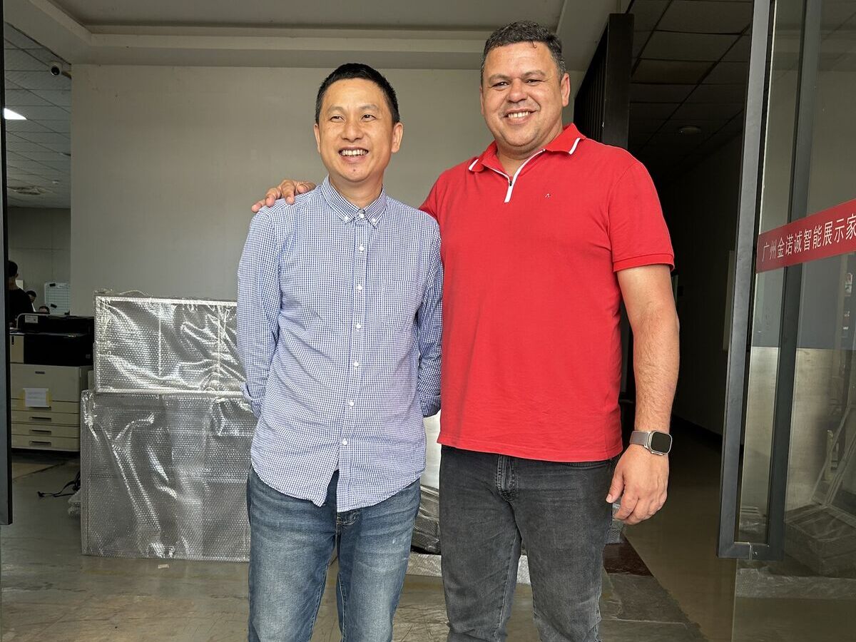 Jadir Barros, da InChina, com um parceiro fornecedor em Guangzhou