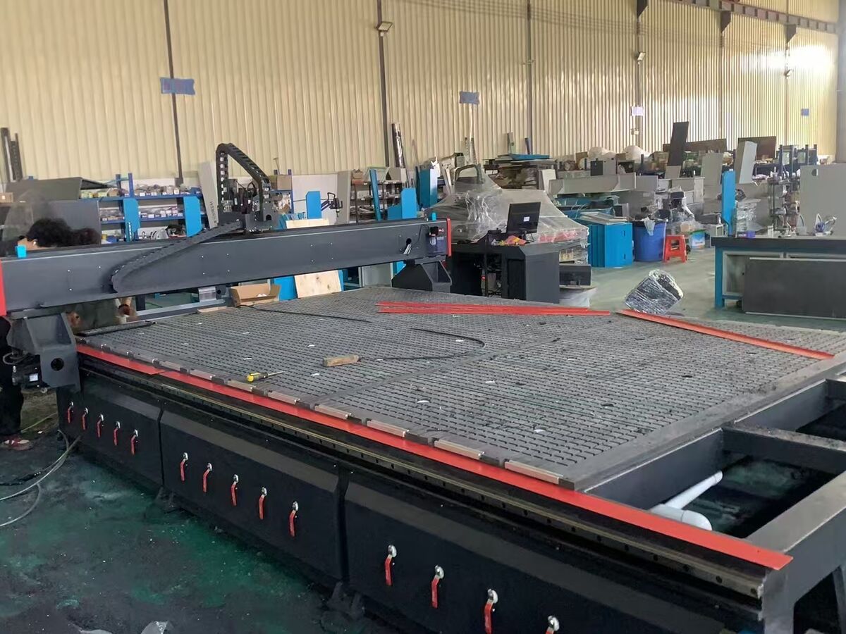 Máquina CNC de grande formato em montagem na fábrica