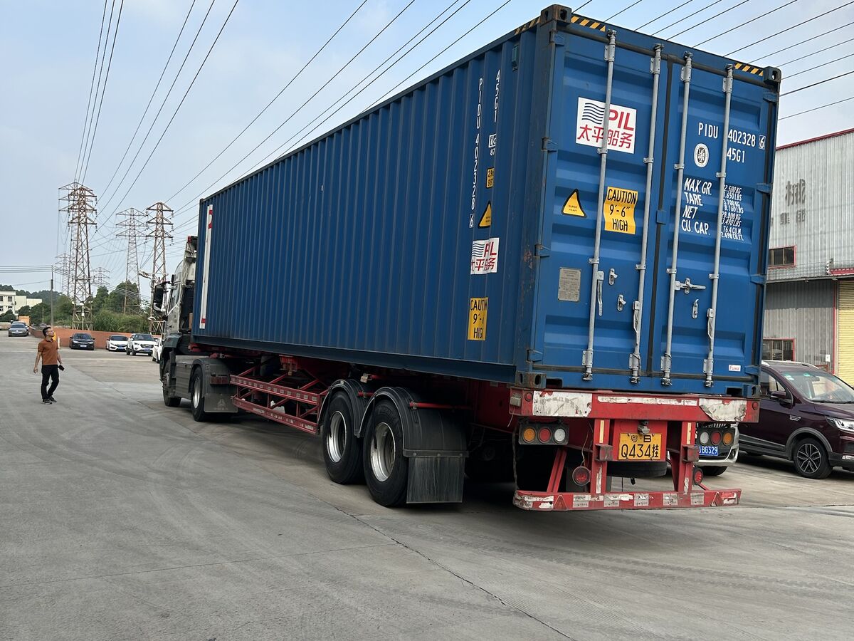 Container 40 pés High Cube fechado sobre carreta, saindo da fábrica rumo ao porto