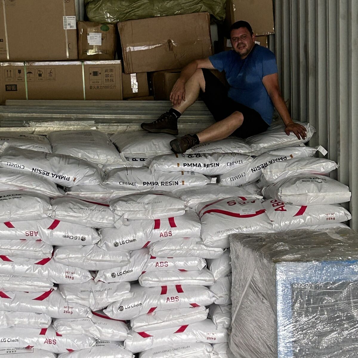 Jadir Barros, da InChina, dentro do container carregado com resinas e máquinas na China