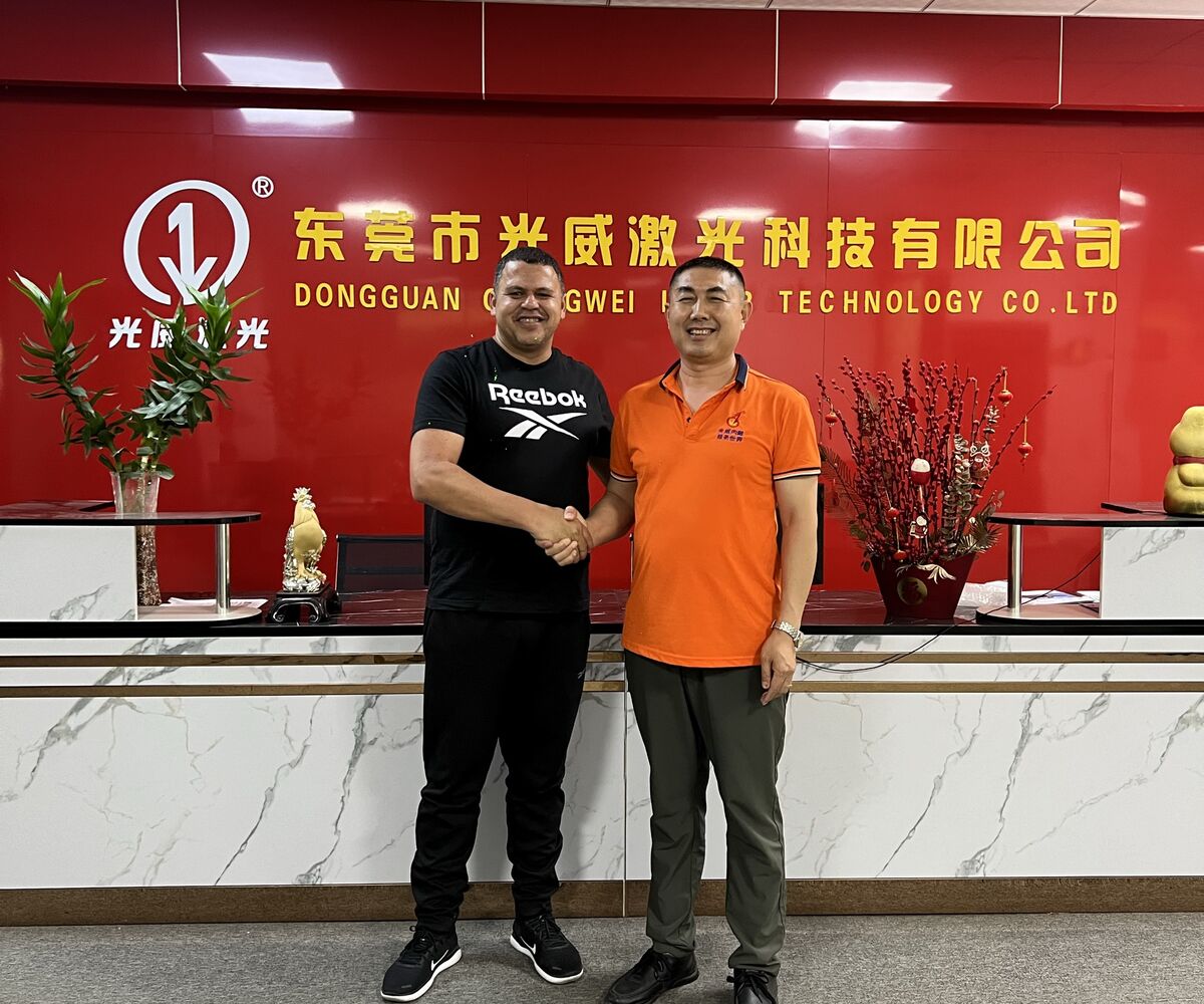 Jadir Barros, fundador da InChina, em visita à fábrica Dongguan Guangwei Laser, na China