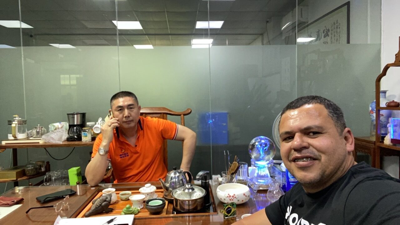 Jadir Barros negociando com fornecedor chinês no escritório da fábrica, na China