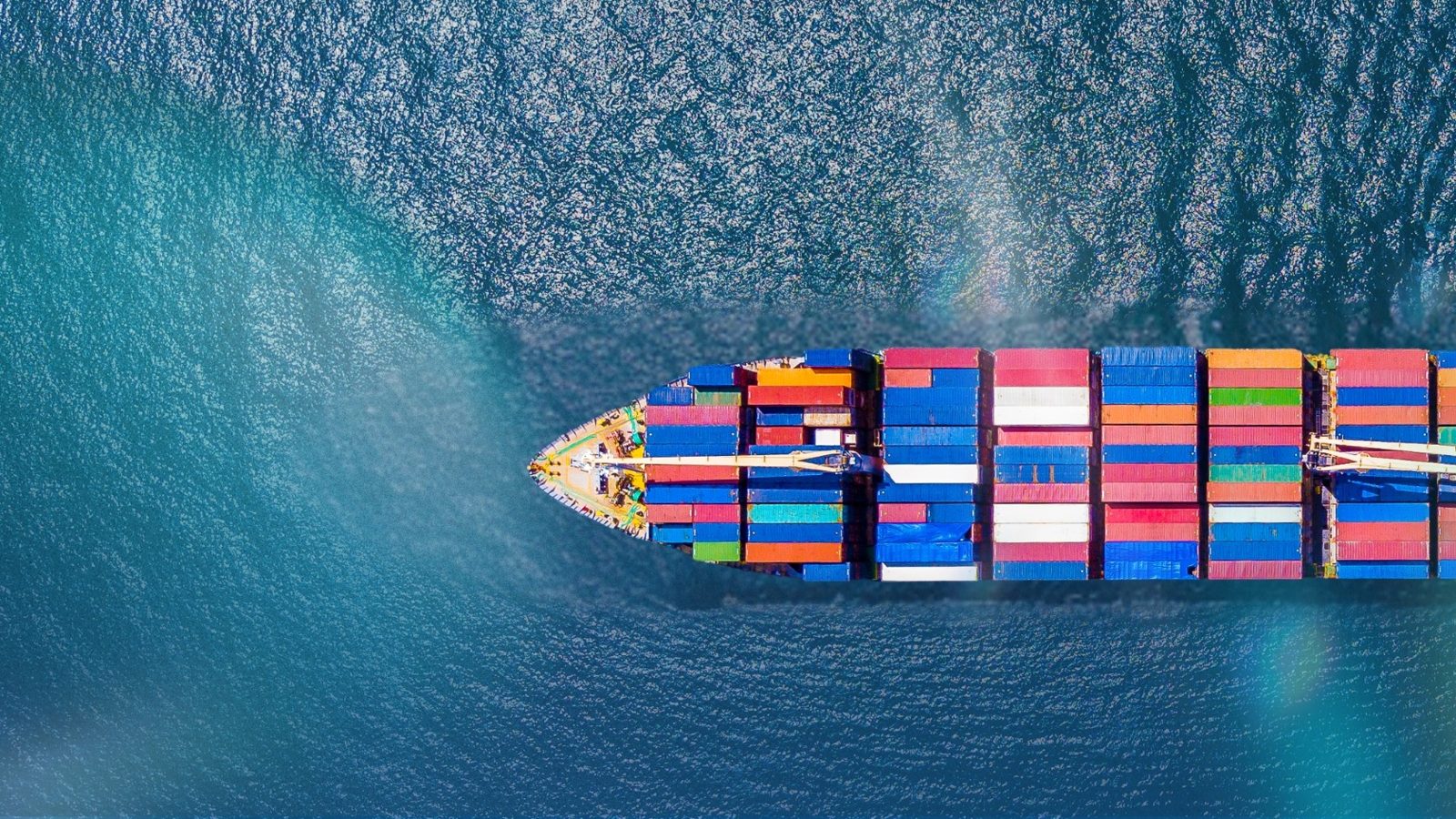 Navio porta-contêineres visto de cima, em alto-mar